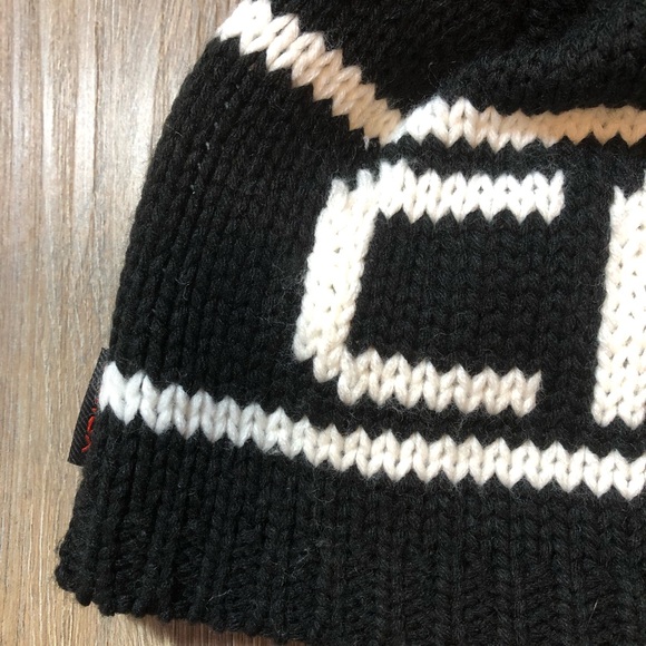 Black & White CANADA Toque - Picture 4 of 11